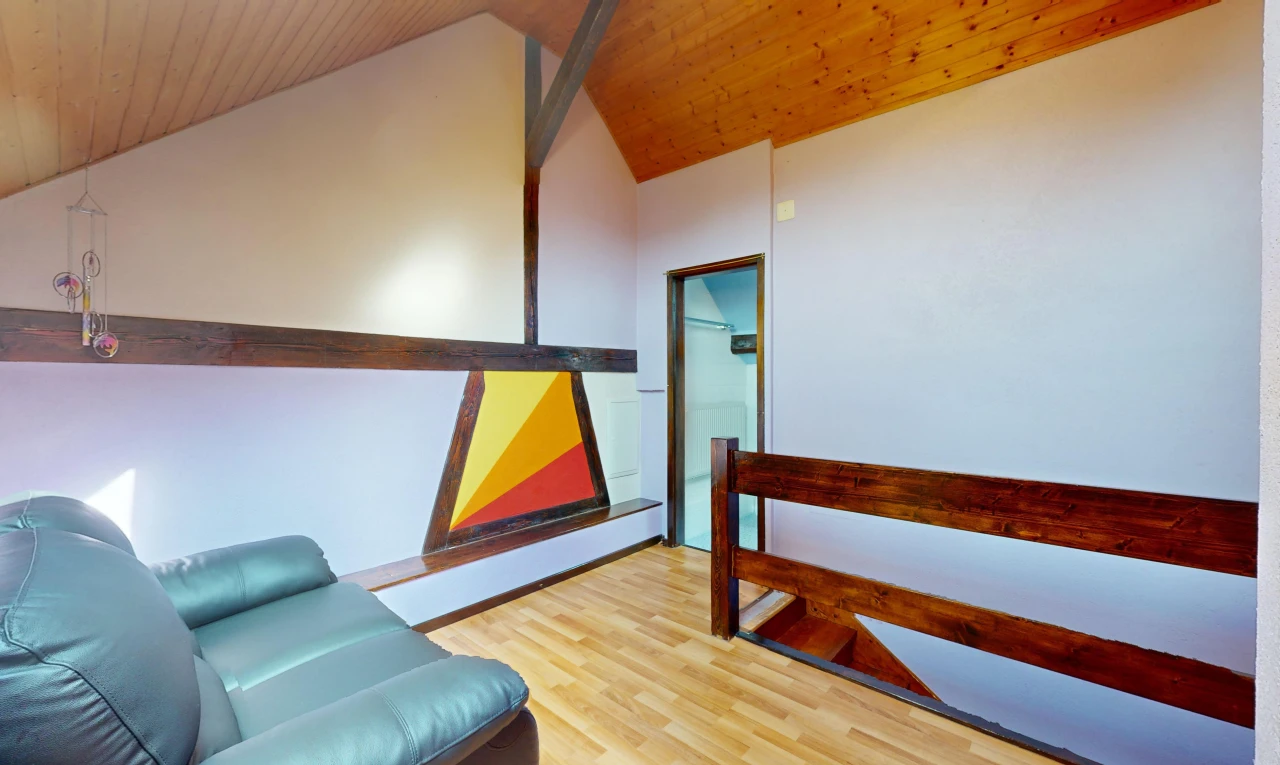 chambre avec plafond de bois, plancher de bois, et plafond voûté
