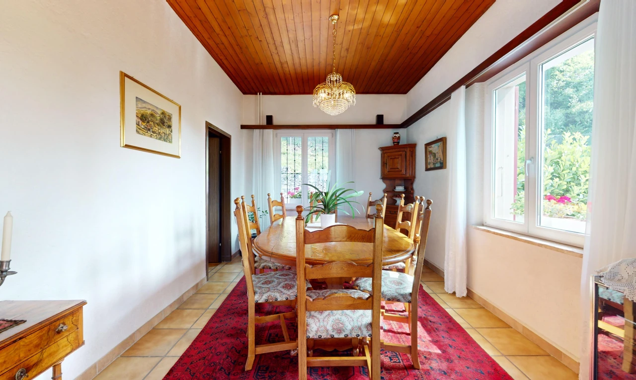 salle à manger avec plafond de bois, lumière naturelle, lustre, et carrelage