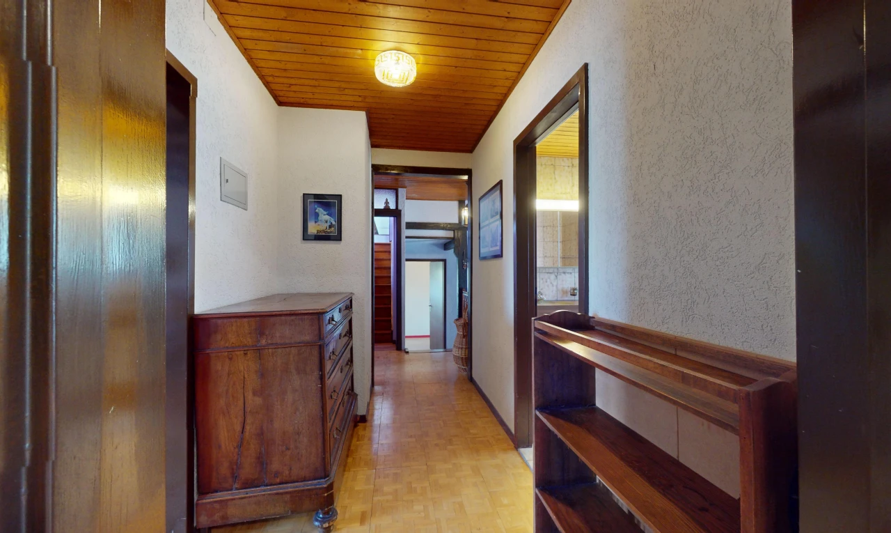 couloir avec lumière naturelle et plafond de bois