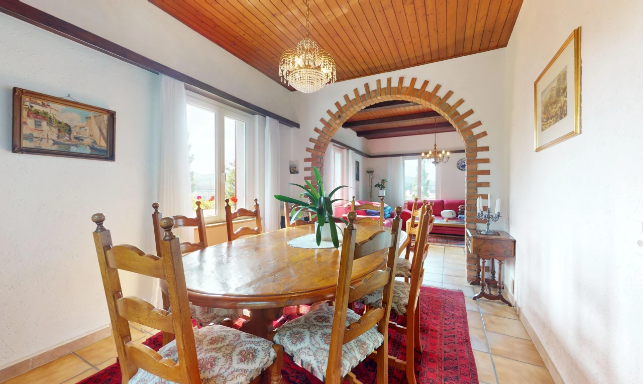 salle à manger avec passerelles voûtées, lumière naturelle, lustre, et carrelage