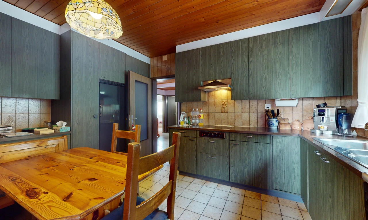 cuisine avec crédence, hotte, plafond de bois, suspension, et carrelage