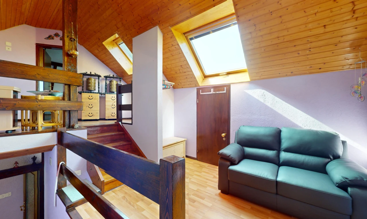 salon / salle à manger avec plafond voûté, lucarne, et plafond de bois