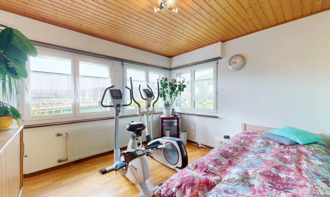 espace intérieur avec plancher de bois, radiateur, lumière naturelle, et plafond de bois