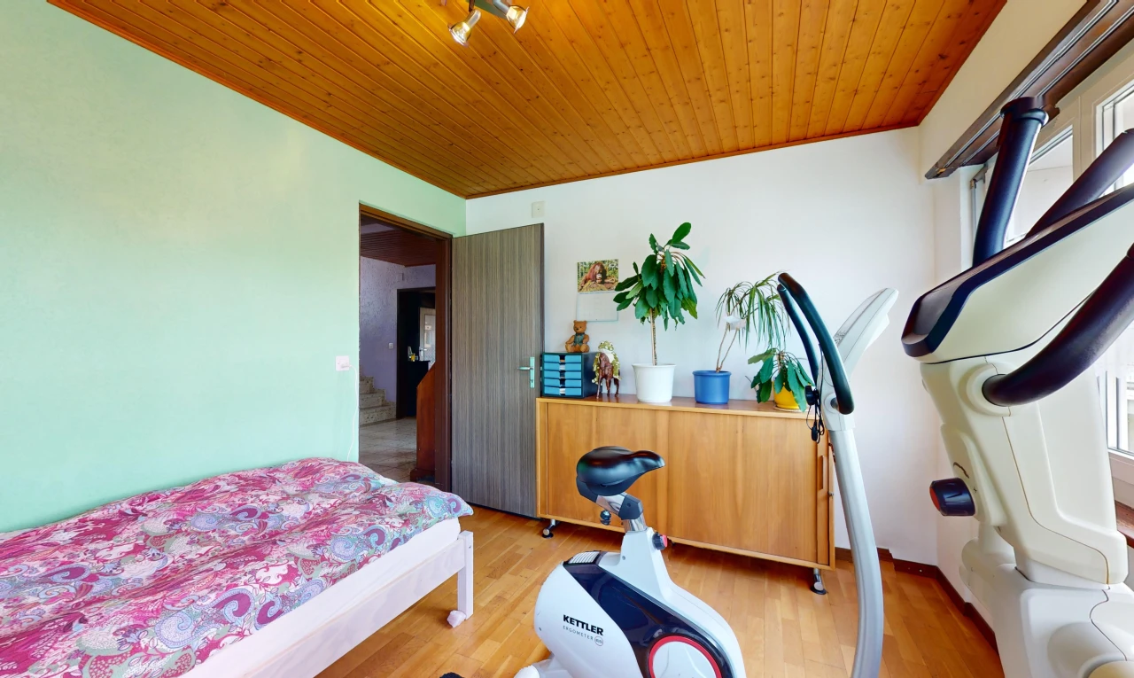 chambre avec plancher de bois et plafond de bois