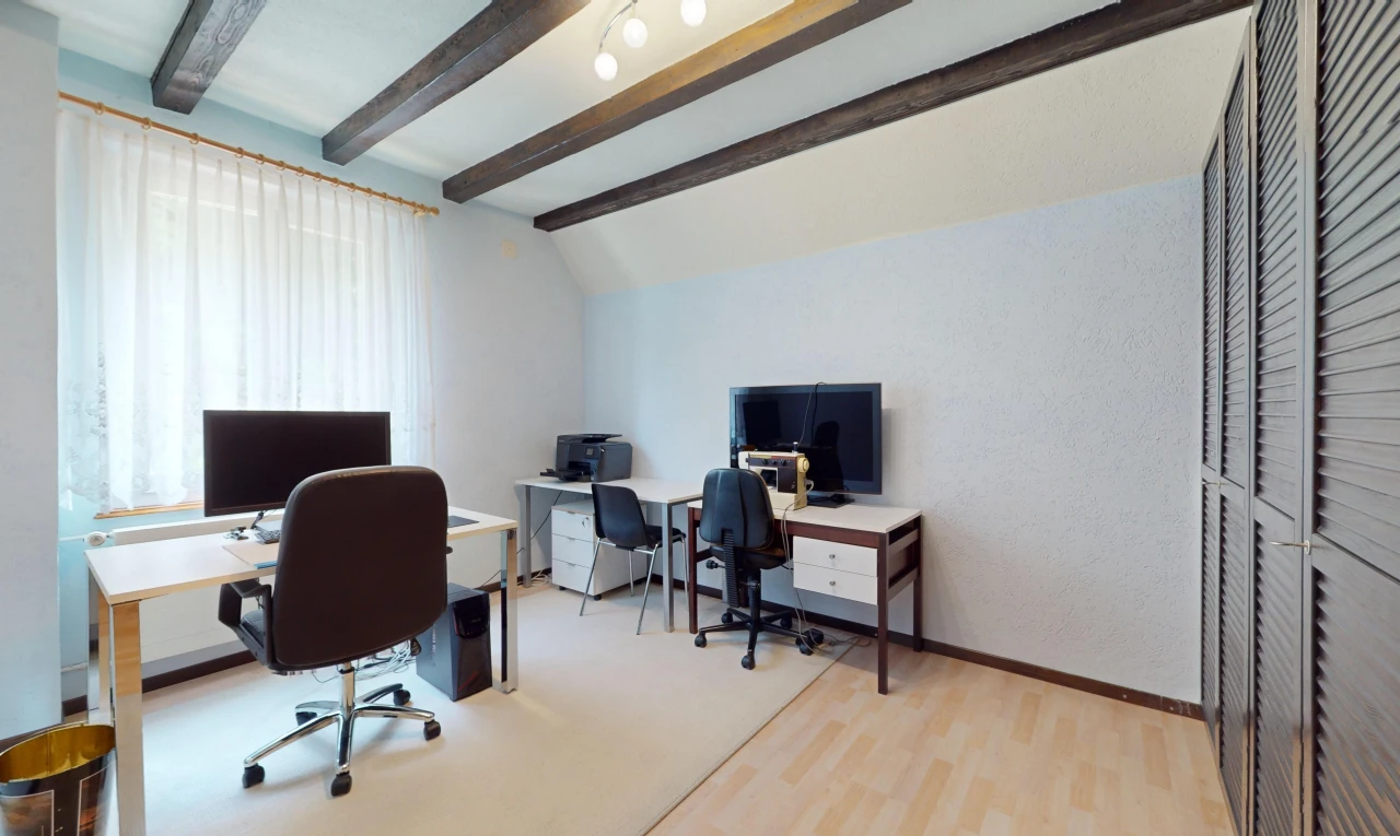 bureau avec plafond voûté, lumière naturelle, et télévision