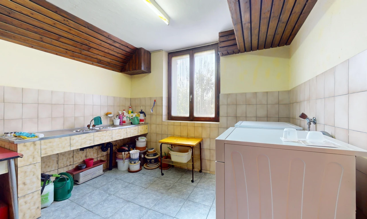 espace intérieur avec mur carrelé, carrelage, baignoire, et lumière naturelle
