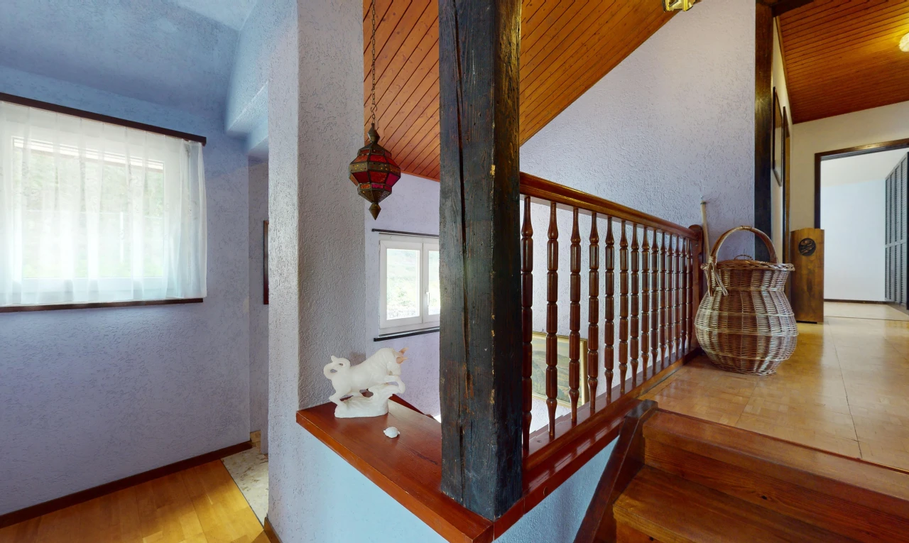 escaliers avec plafond de bois, plancher de bois, plafond voûté, et lumière naturelle