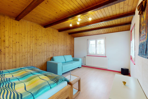 zimmer / schlafzimmer mit balkendecke, kühler, holzdecke, und natürliches licht