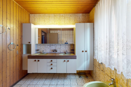 bad mit holzwand, spiegel, schminktisch, waschbecken, und holzdecke