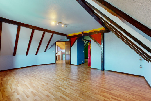 leerer raum mit gewölbte gehwege, dachschräge, parkettboden, und spritzputz decke