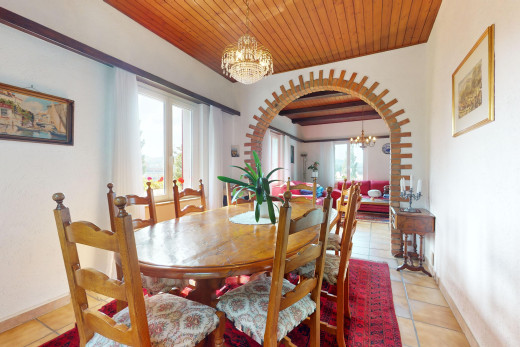 esszimmer mit bemerkenswerter kronleuchter, fliesenboden, natürliches licht, und gewölbte gehwege