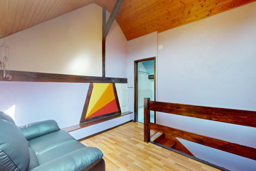 zimmer / schlafzimmer mit dachschräge, parkettboden, und holzdecke