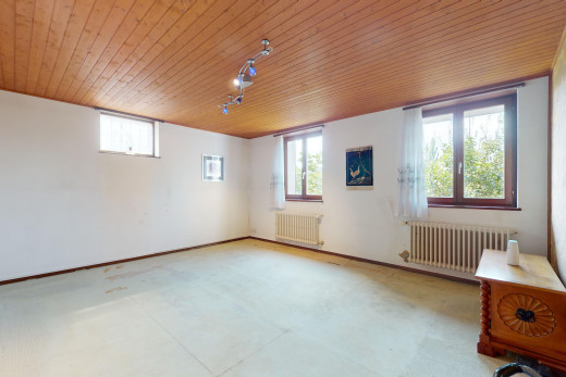 leerer raum mit kühler, holzdecke, betonboden, und natürliches licht