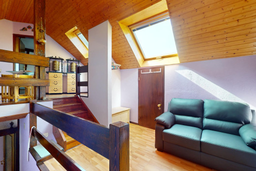 wohn- / esszimmer mit dachschräge, holzdecke, und dachfenster