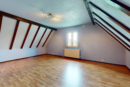 leerer raum mit kühler, parkettboden, und natürliches licht