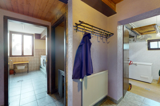 halle / korridor mit kühler, fliesenboden, natürliches licht, und fliesenwand