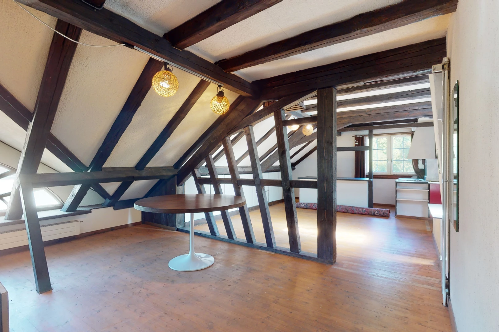 escaliers avec lumière naturelle et parquet