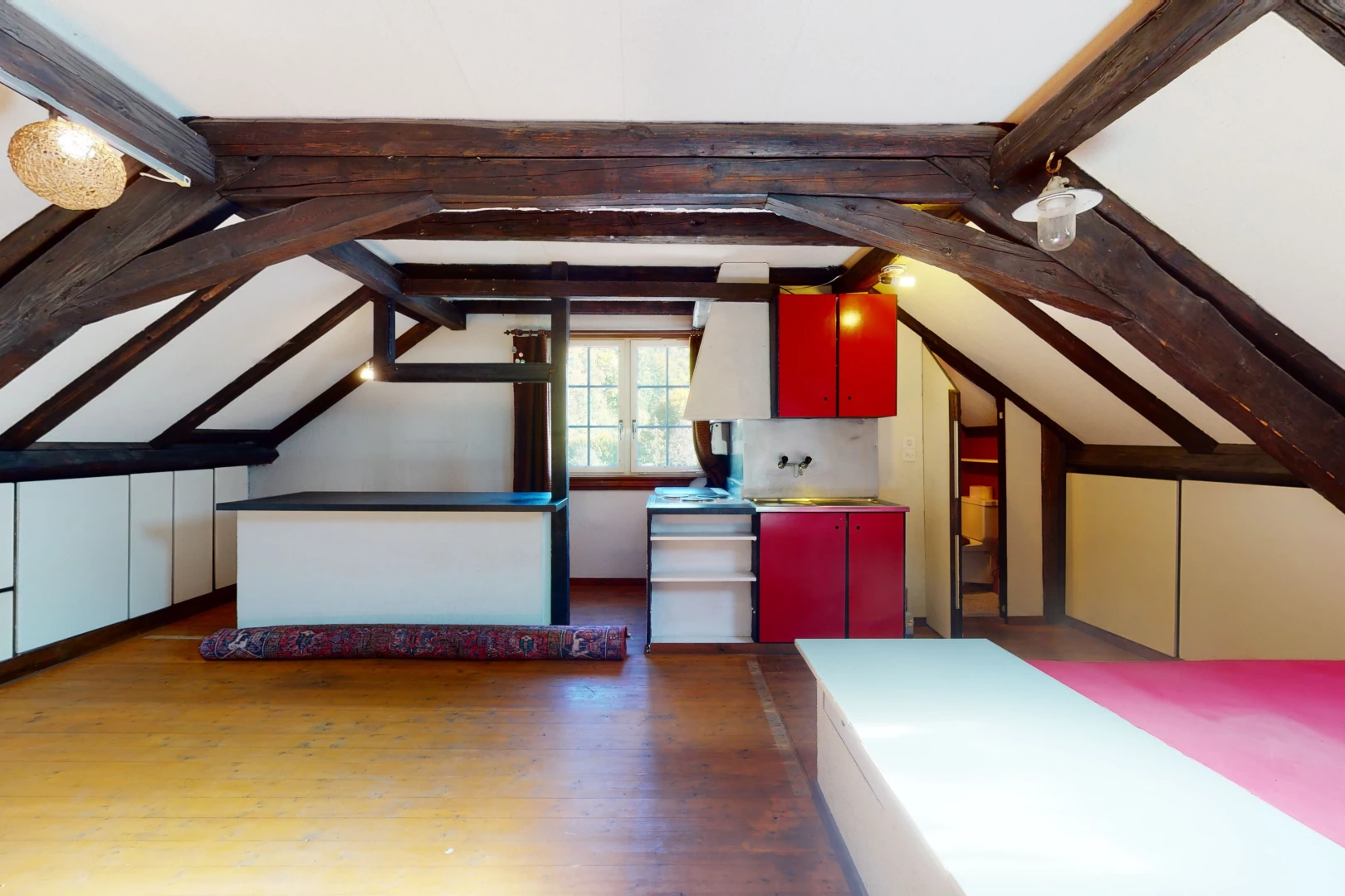 chambre bonus avec poutres apparentes, parquet, et plafond voûté