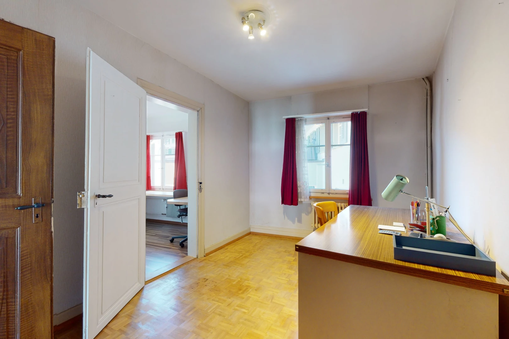 bureau avec parquet et lumière naturelle