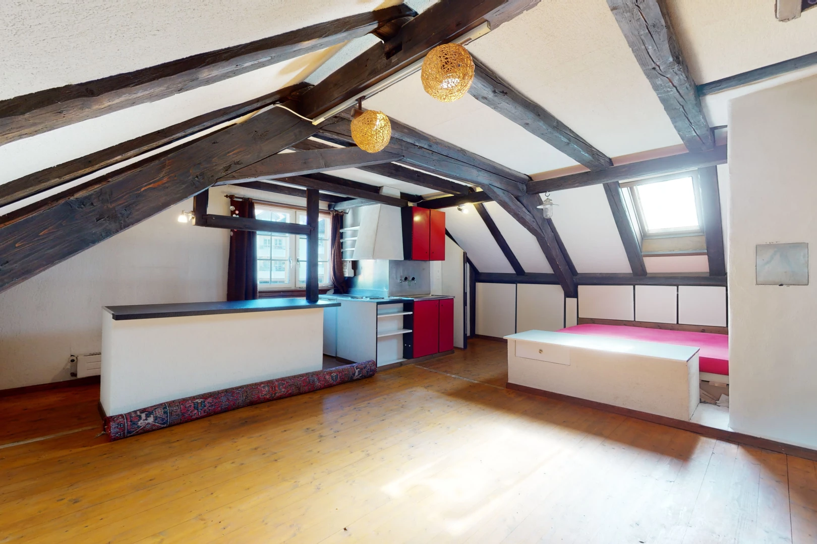 chambre bonus avec plafond voûté, poutres apparentes, et lumière naturelle