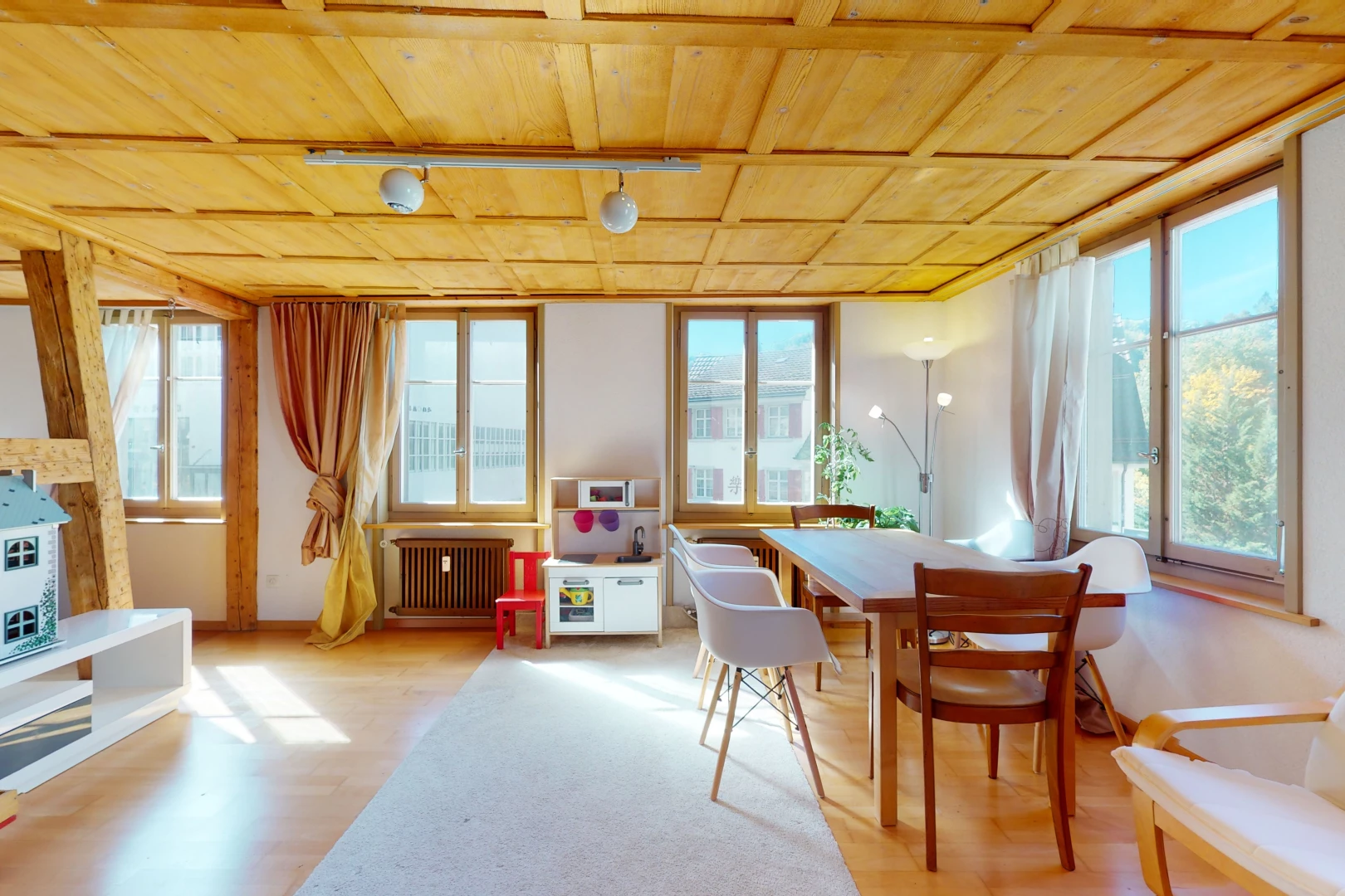 salle à manger avec lumière naturelle, parquet, et radiateur