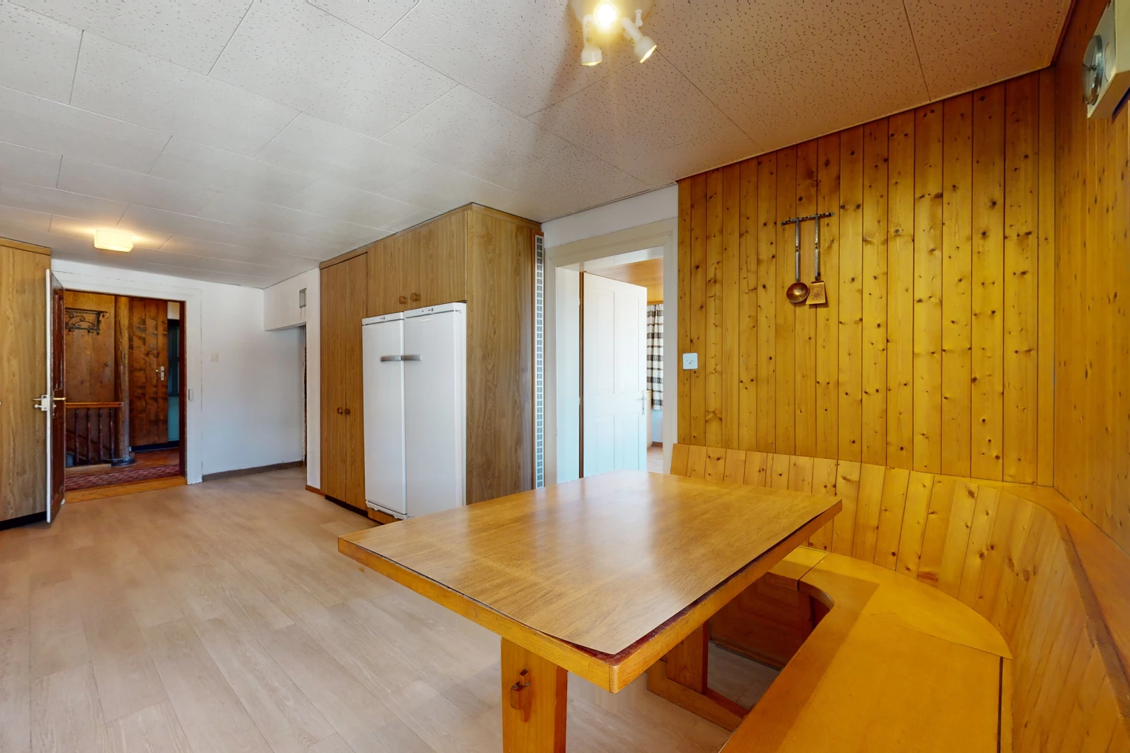 salle à manger avec parquet