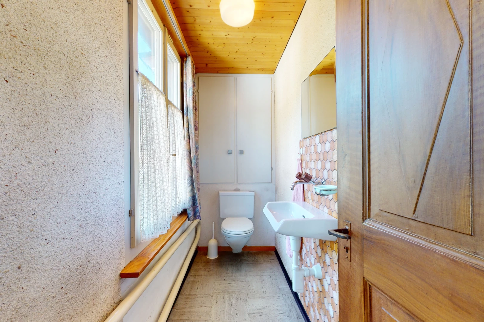 salle de bains avec toilettes