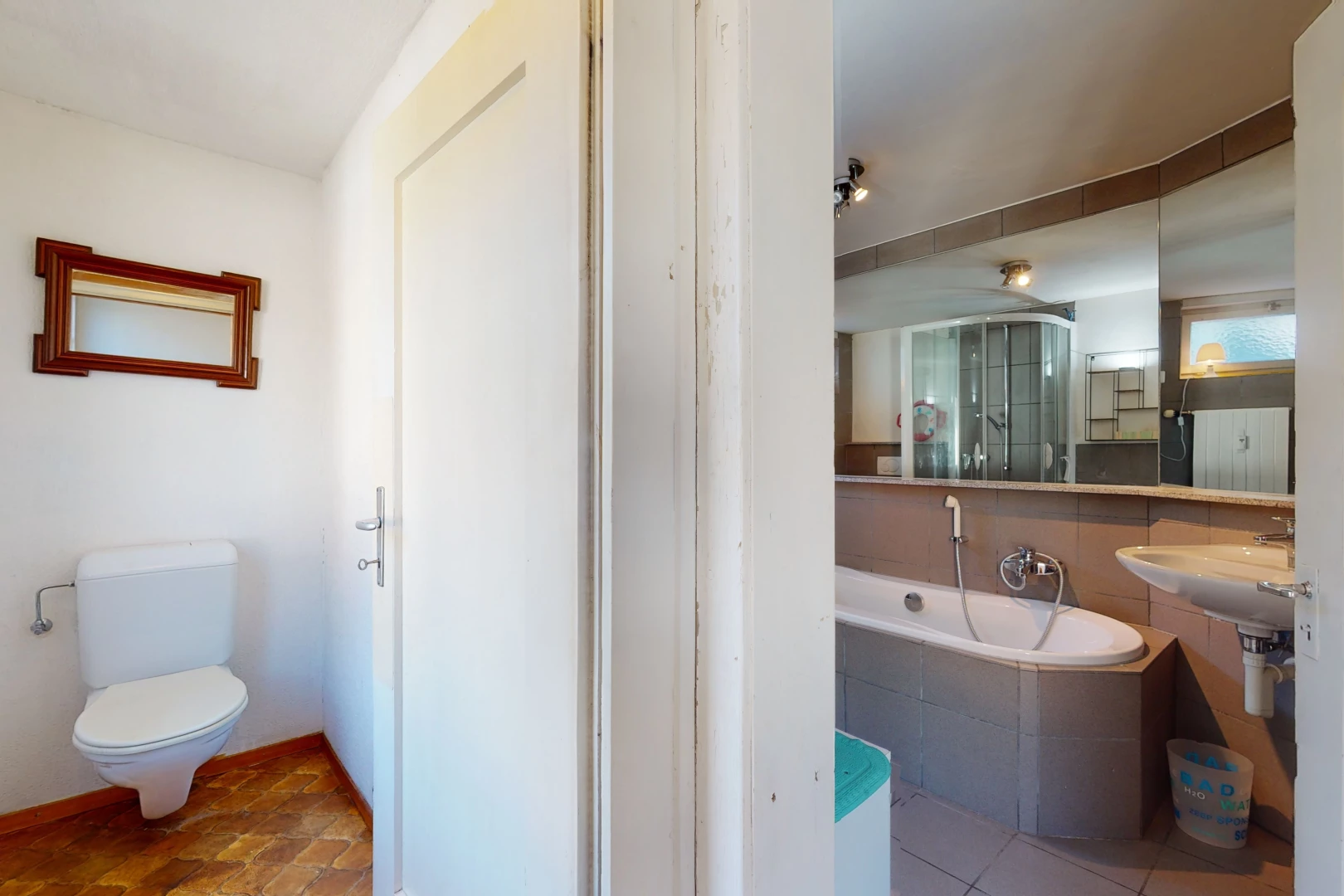 salle de bains avec toilettes, vasque, baignoire, et miroir