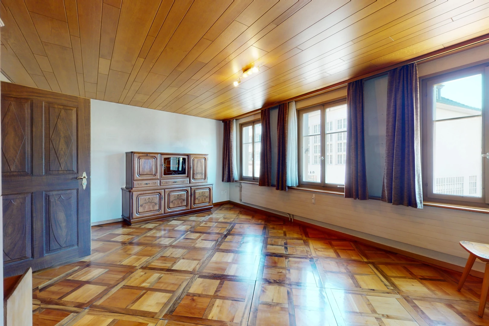 salon avec parquet et lumière naturelle