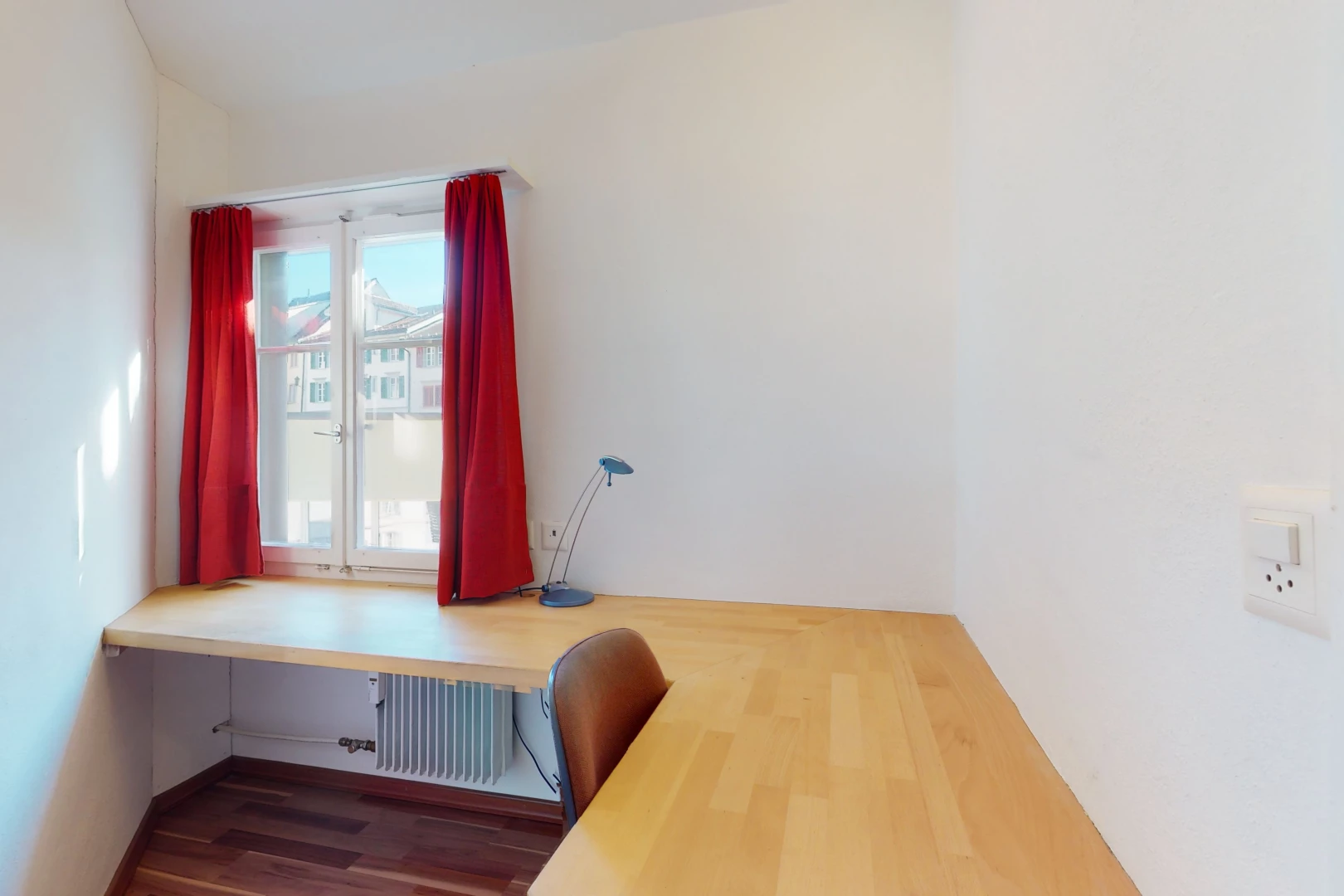 bureau avec parquet et lumière naturelle