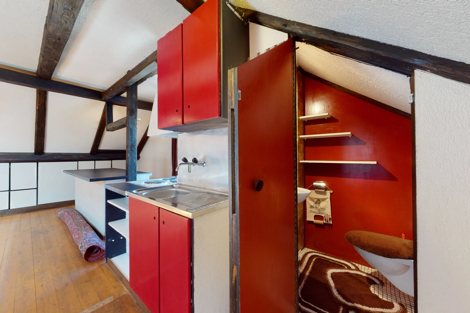 cuisine avec poutres apparentes, parquet, sol clair, et plan de travail foncé