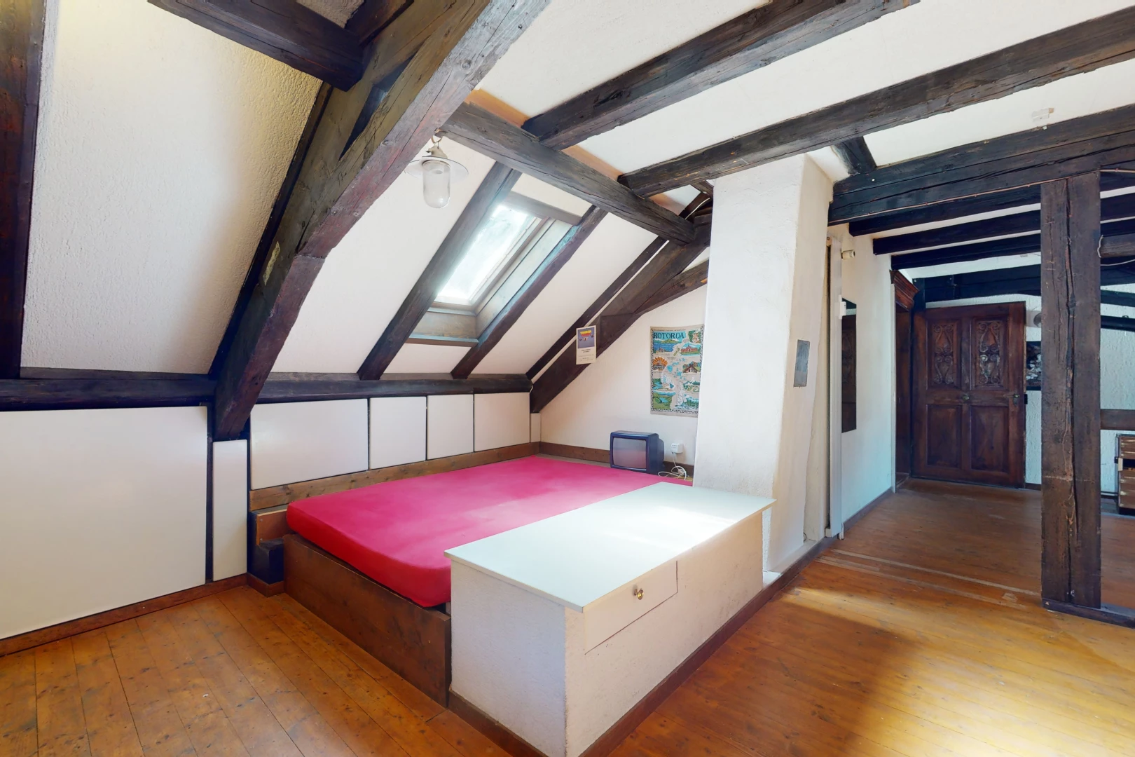 chambre à coucher avec poutres apparentes, parquet, lucarne, et plafond voûté