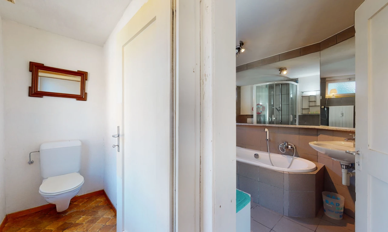 salle de bains avec toilettes, vasque, baignoire, et miroir