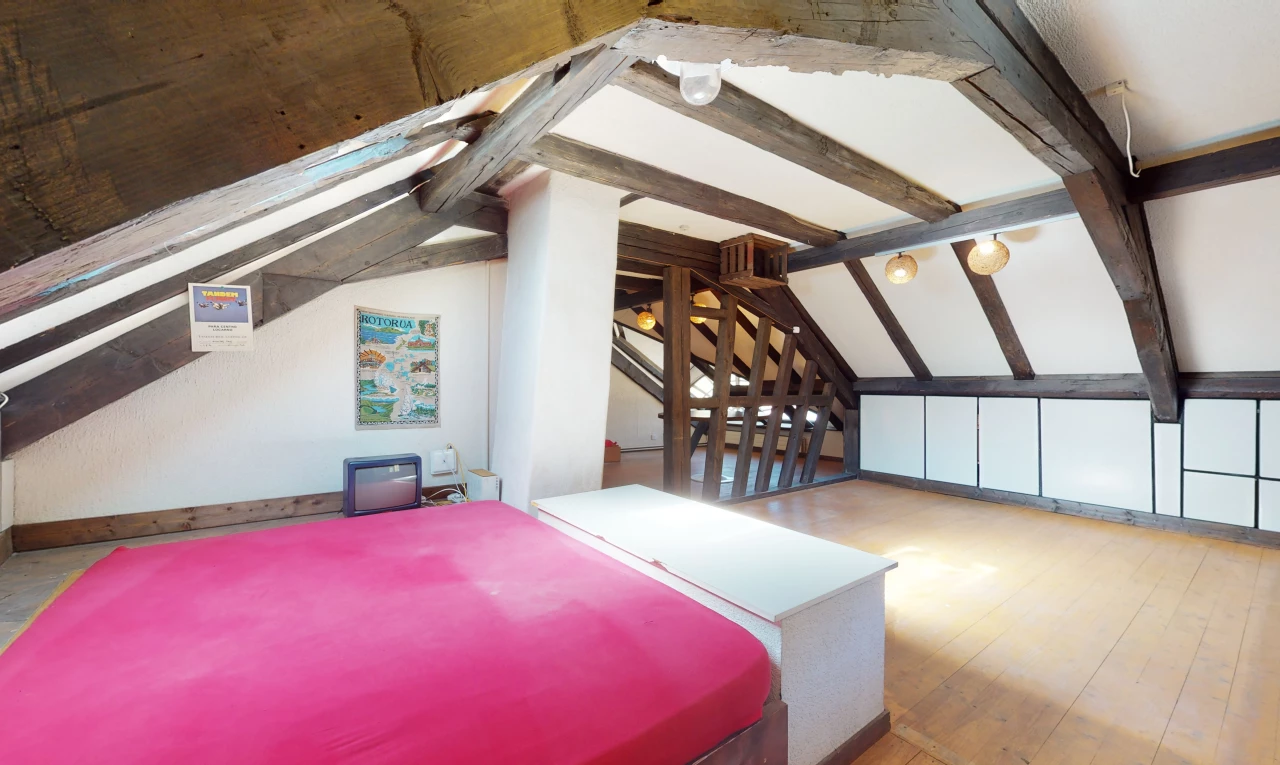 chambre à coucher avec poutres apparentes et parquet