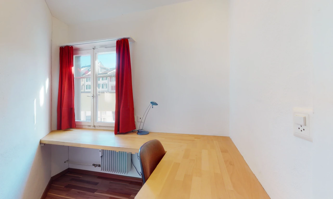 bureau avec parquet et lumière naturelle