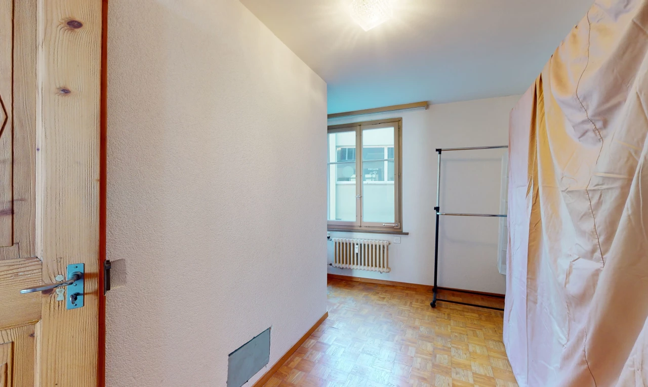 couloir avec lumière naturelle, parquet, et radiateur