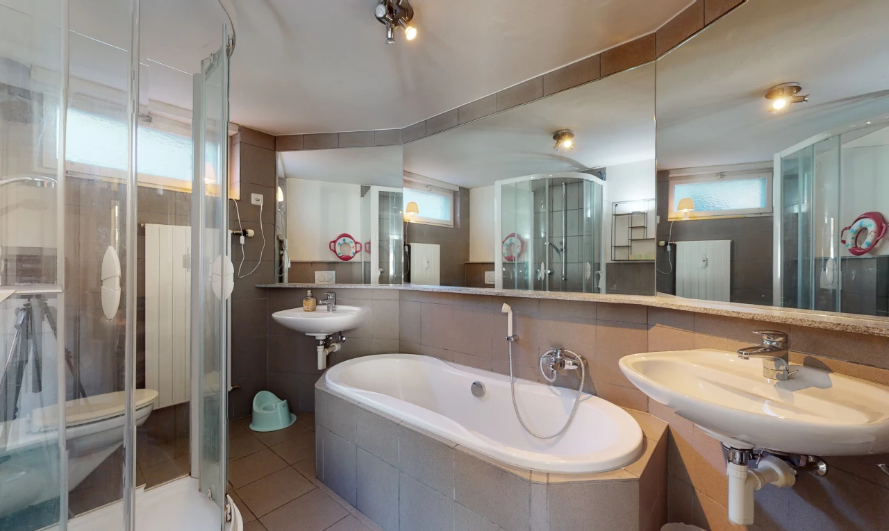 salle de bains avec porte de douche, vasque, douche, baignoire, et miroir