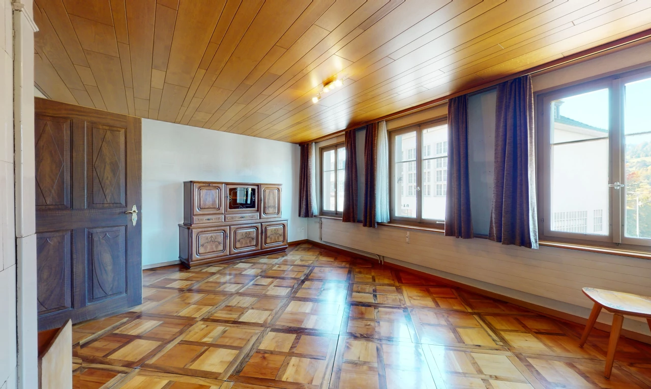 salon avec parquet et lumière naturelle
