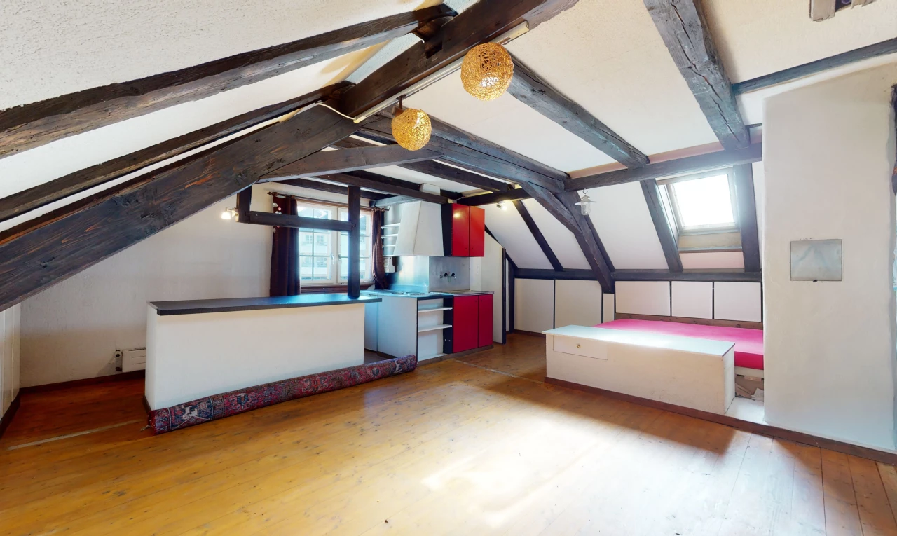 chambre bonus avec plafond voûté, poutres apparentes, et lumière naturelle