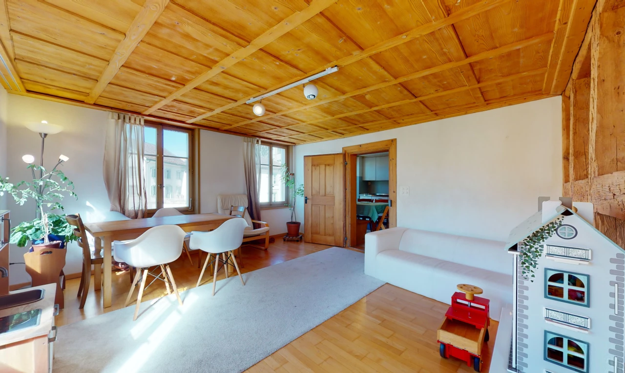 salle à manger avec parquet et lumière naturelle
