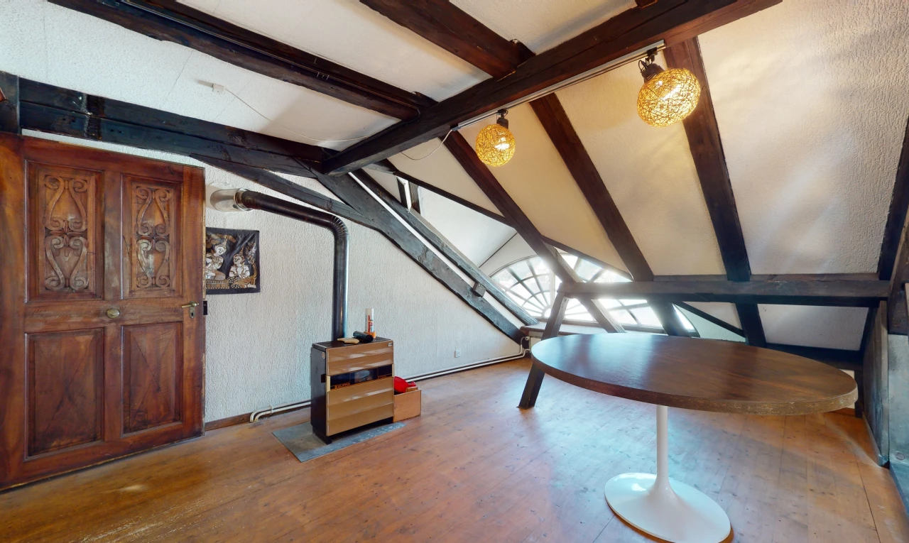 chambre bonus avec poutres apparentes et parquet