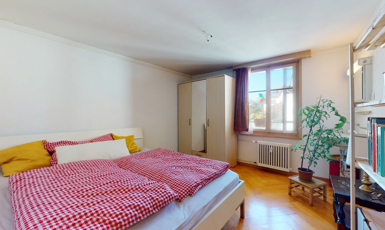 chambre à coucher avec parquet, lumière naturelle, et radiateur