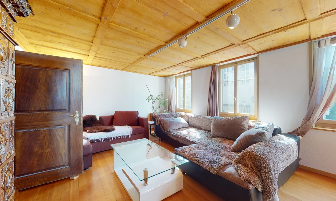 salon avec parquet et lumière naturelle