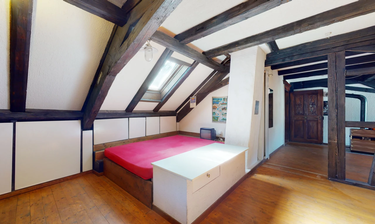 chambre à coucher avec poutres apparentes, parquet, lucarne, et plafond voûté