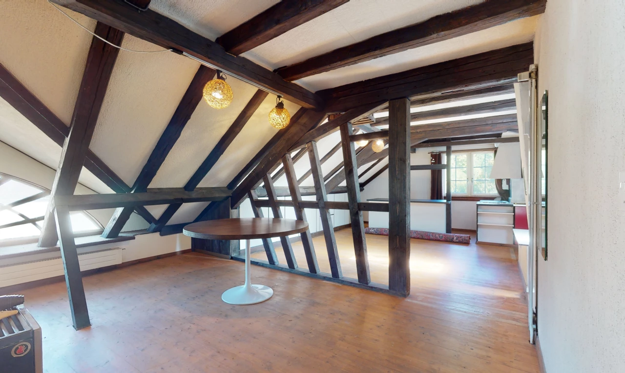 escaliers avec lumière naturelle et parquet