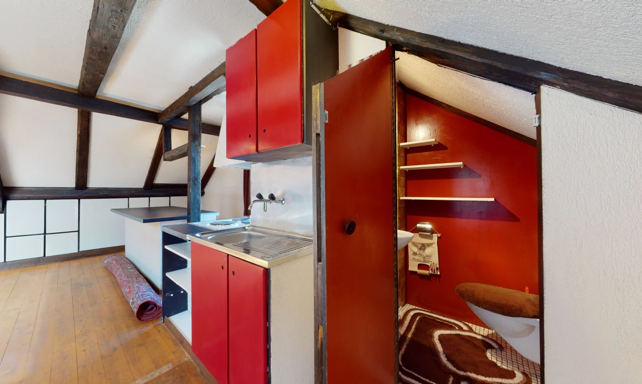 cuisine avec poutres apparentes, parquet, sol clair, et plan de travail foncé
