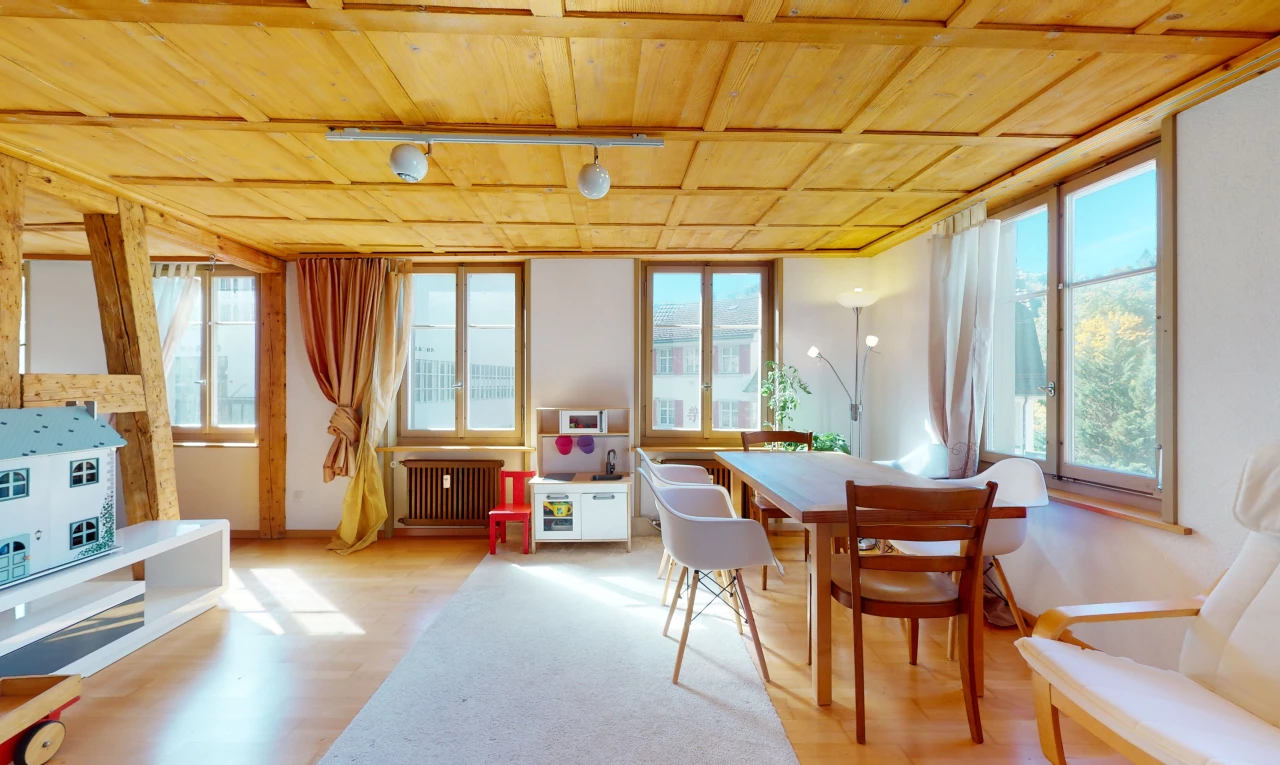 salle à manger avec lumière naturelle, parquet, et radiateur