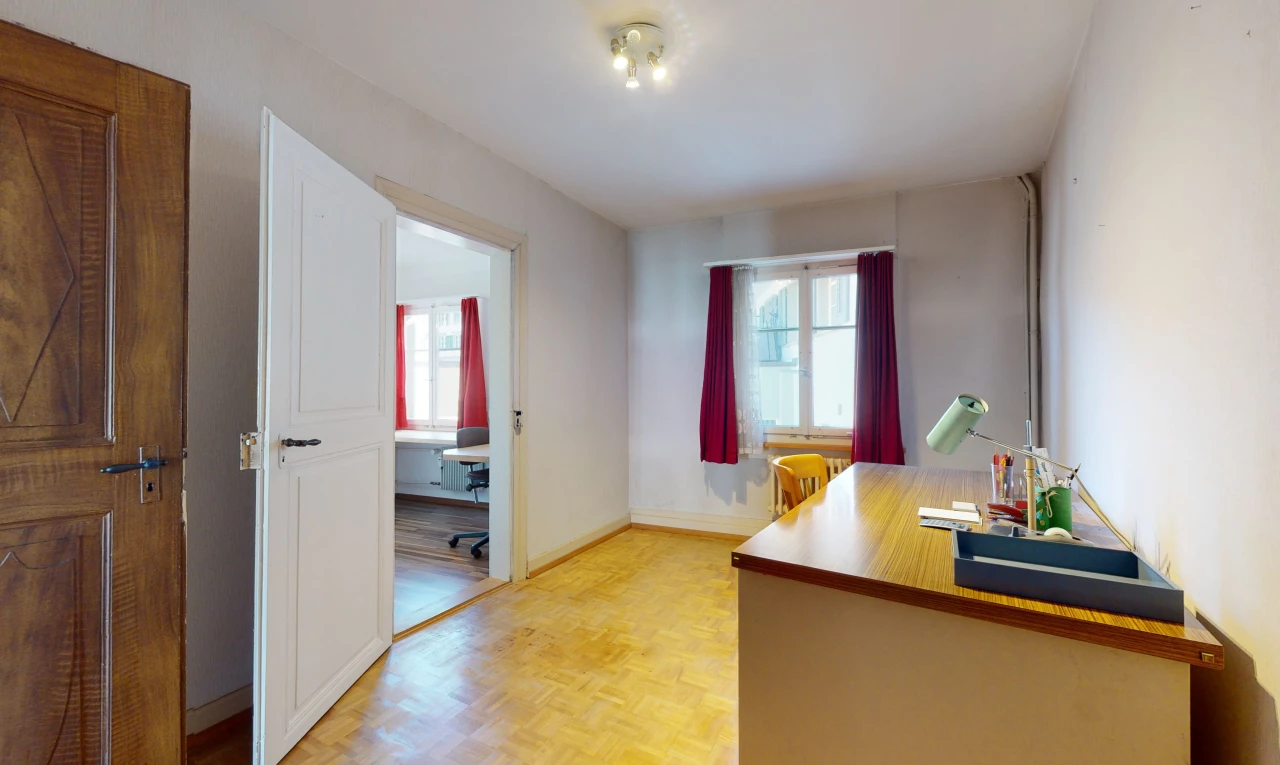 bureau avec parquet et lumière naturelle
