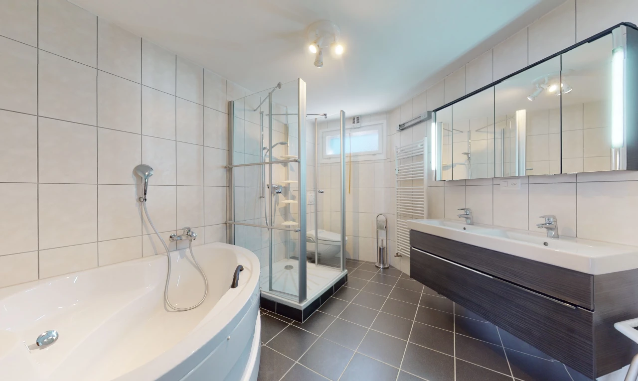 salle de bains avec carrelage, vasque, miroir, meuble-lavabo, douche, et baignoire