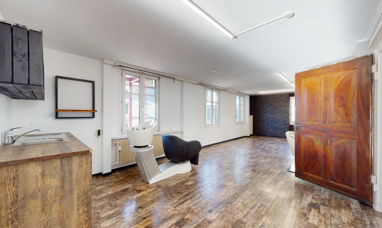 salon avec lumière naturelle et parquet